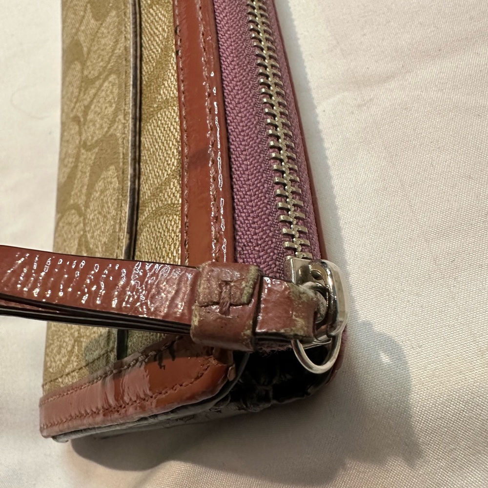 Authentic  Signature Coach Wallet - Picture 3 of 13